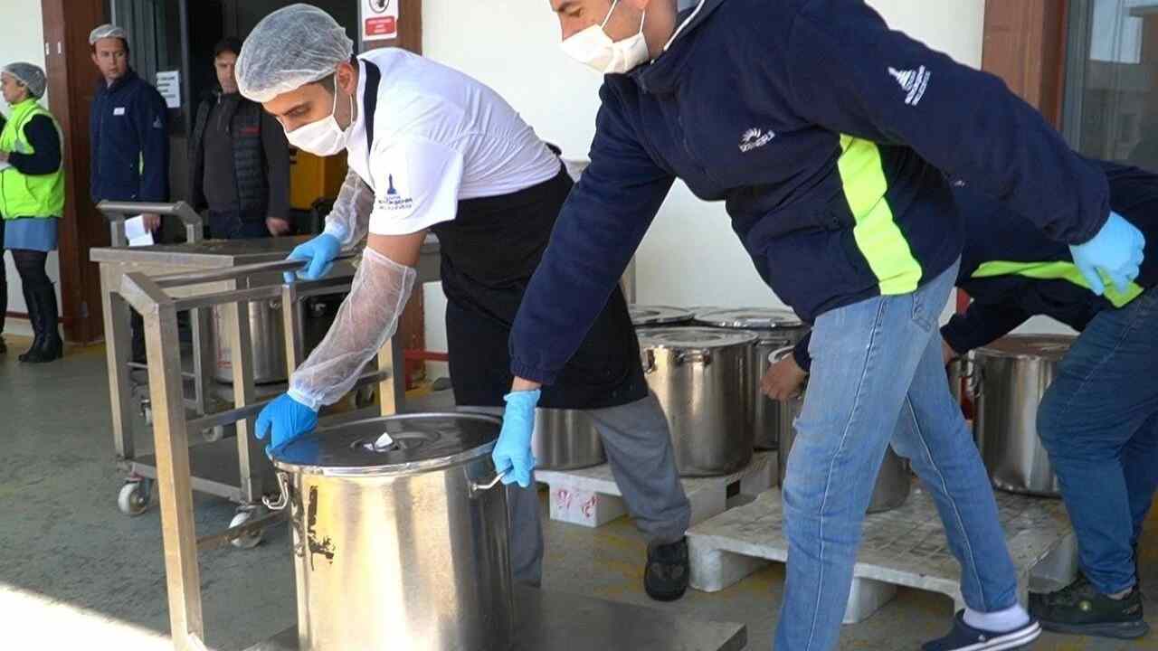 BÜYÜKŞEHİR’DEN İZMİR DE HER GÜN 6 BİN KİŞİYE ÜCRETSİZ YEMEK HİZMETİ…