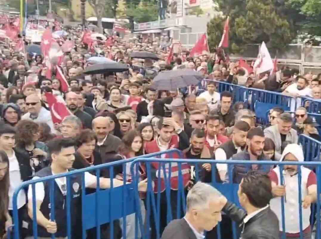 “CUMHURİYET YASAK TANIMAZ” DEDİLER, ON BİNLER OLUP TÜM BARİKATLARI DEVİRDİLER!…