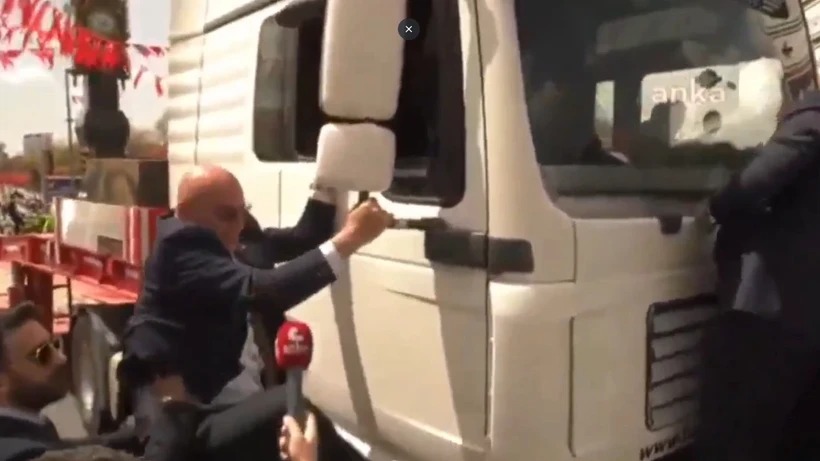 KENDİLERİNE VERİLMEYEN İZİN TIR’A VERİLDİ, ÇIKTI TIR’IN ÜSTÜNE: “BU TIR GERİ ÇIKACAK” DEDİ…