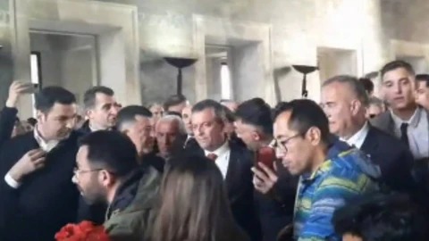 CHP LİDERİ ÖZGÜR ÖZEL VE ON BİNLERCE YURTTAŞ ANITKABİRE ULAŞTI…