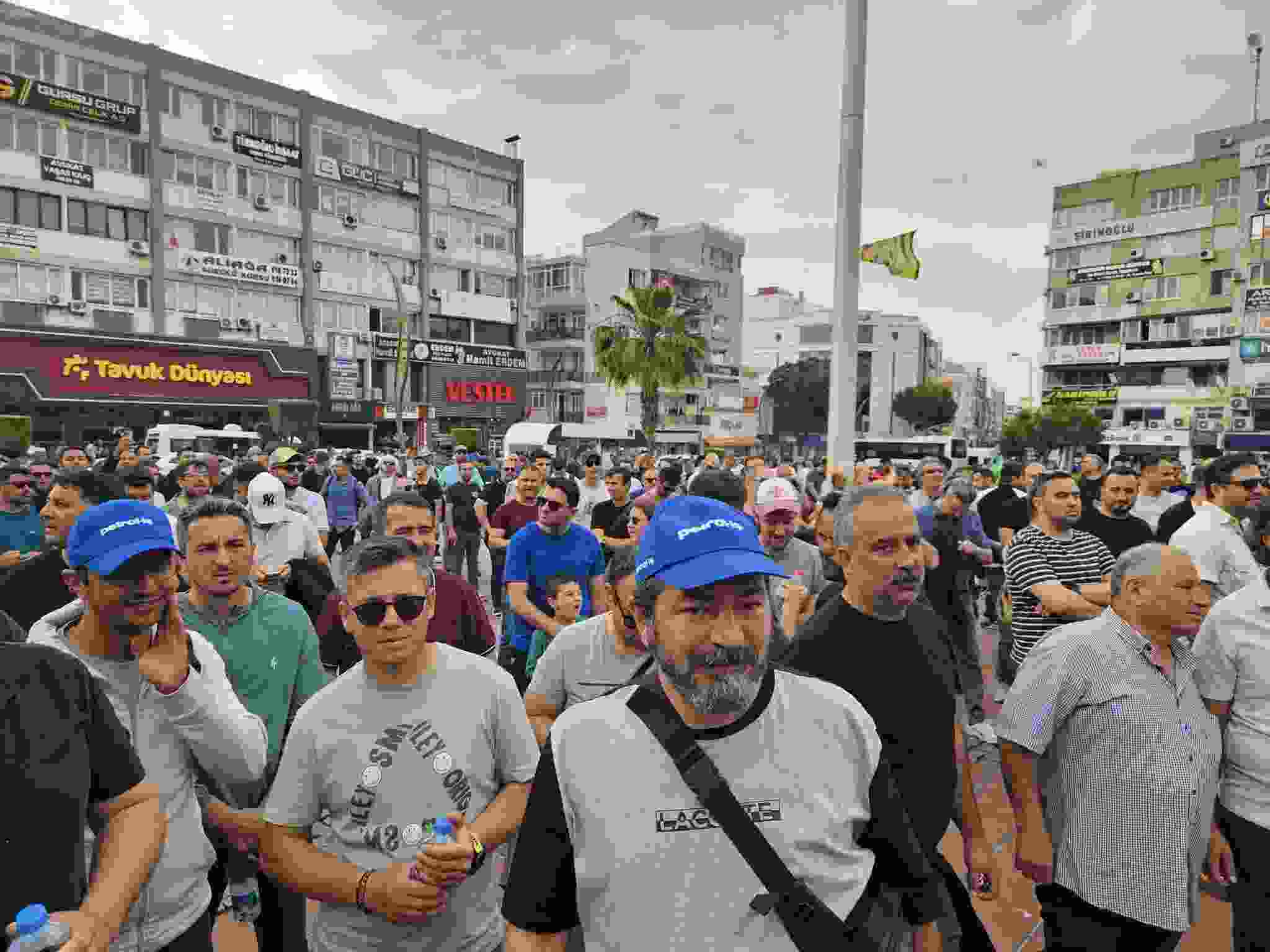 TÜPRAŞ ALİAĞA EMEKÇİSİ SOKAĞA DÖKÜLDÜ, SÖZLEŞMEYİ PROTESTO ETTİ!…