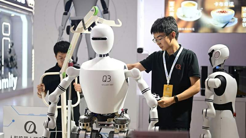 Liang Liang: “Robotlar İşimizi Elimizden Almanın Aksine İnsanların Zorlanacağı Görevleri Üstlenecekler…”