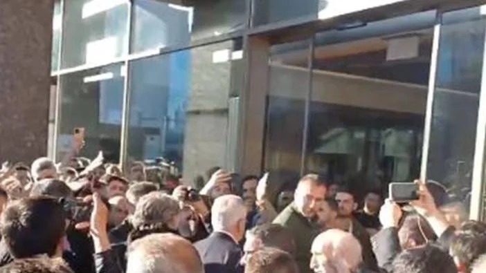 AKP’Lİ METİNER HASTANE ÖNÜNDE ISLIKLANDI, PROTESTO EDİLDİ!…