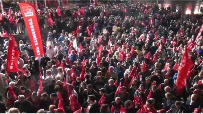 ÖZGÜR ÖZEL’E YUMRUKLU SALDIRI SONRASI CHP’LİLER GENEL MERKEZ ÖNÜNE AKIN ETTİ!…