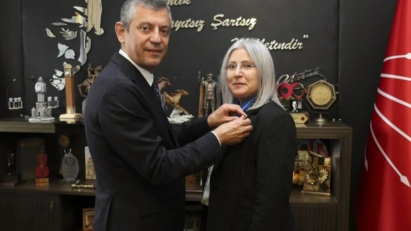 AKP’Lİ FUAT OKTAY’IN ESKİ EŞİ CHP’YE KATILDI, ROZETİ ÖZGÜR ÖZEL TAKTI…