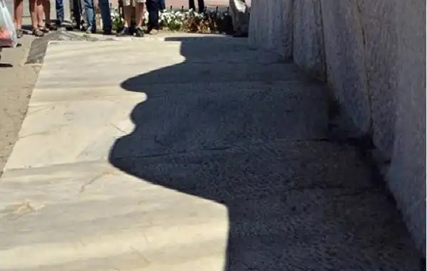 GÜNEŞE GÖRE AYARLANDI, O ANDA ATATÜRK’ÜN SİLÜETİ GÖRÜNÜYOR…