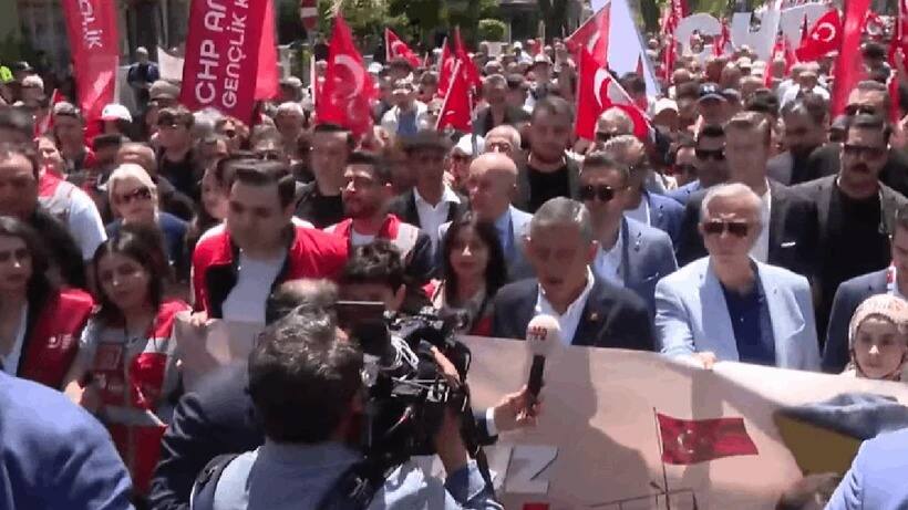 CHP LİDERİ ÖZEL VE ANKARA B.B. BAŞKANI YAVAŞ GENÇLERLE ANITKABİRE YÜRÜDÜ..