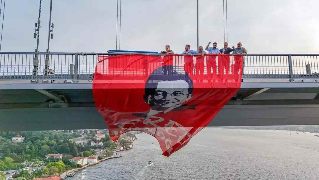 “İMAMOĞLUNA ÖZGÜRLÜK” PANKARTI ASTILAR, DOKUNULMAZLIKLARININ KALDIRILMASIYLA KARŞI-KARŞIYA KALDILAR!…