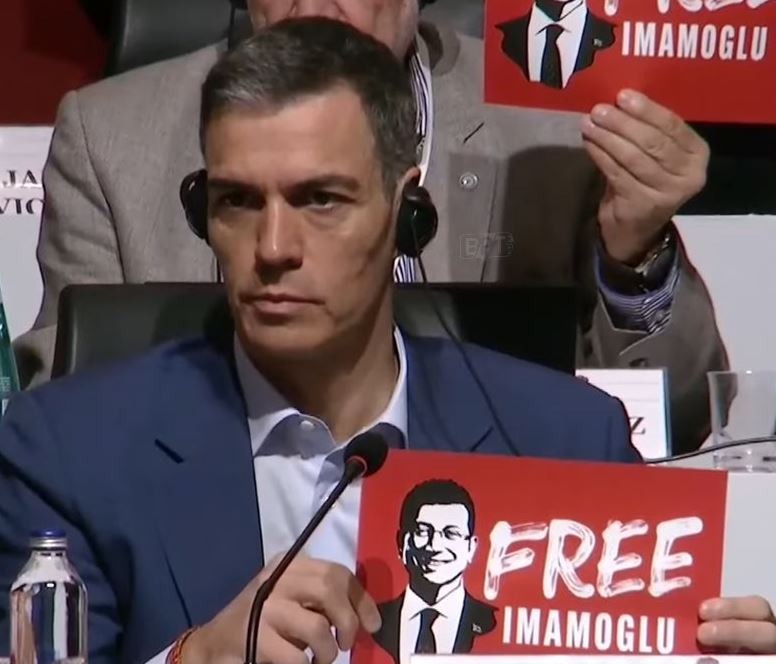 “İMAMOĞLUNA ÖZGÜRLÜK” YAZILI DÖVİZİ ÇEKTİ, ERDOĞAN: “DOST BİLDİKLERİMİZ” DİYE SİTEM ETTİ!…