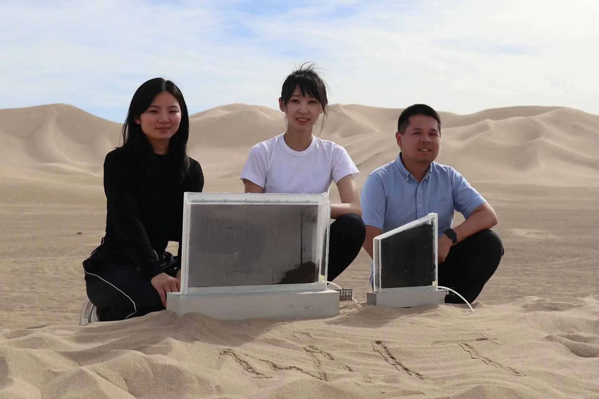 MIT’Lİ BİLİM İNSANLARI, EN KURAK YERDE BİLE HAVADAN SU ÜRETEN CİHAZ GELİŞTİRDİ…