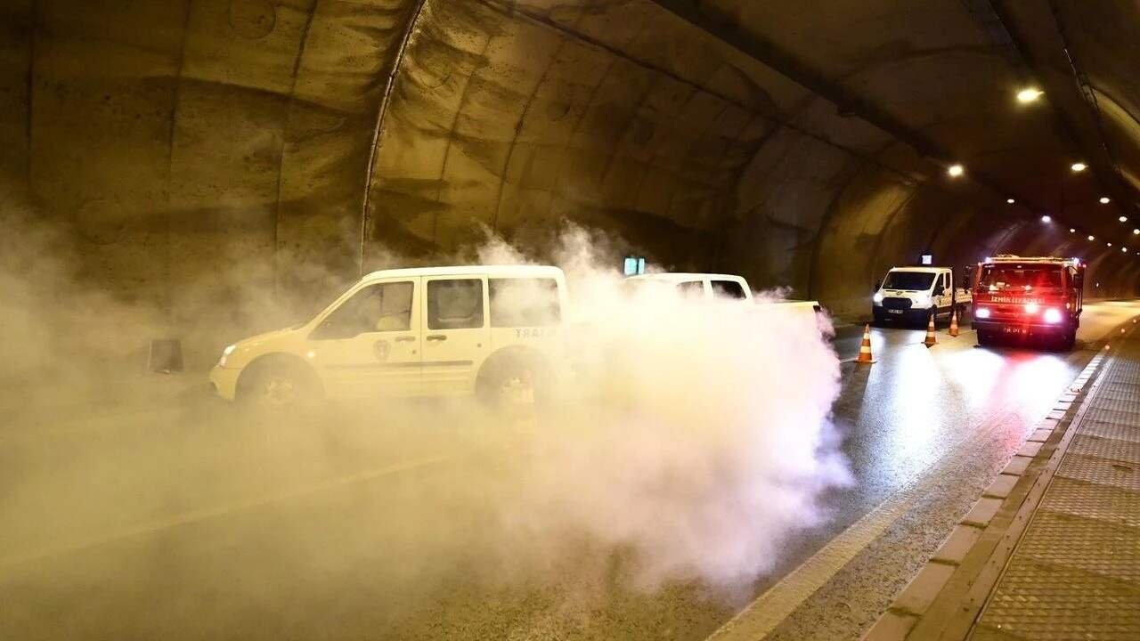 GÜNDE 35 ARACIN GEÇTİĞİ KONAK TÜNELİNDE BÜYÜKŞEHİR İTFAİYESİNDEN NEFES KESEN TATBİKAT!…
