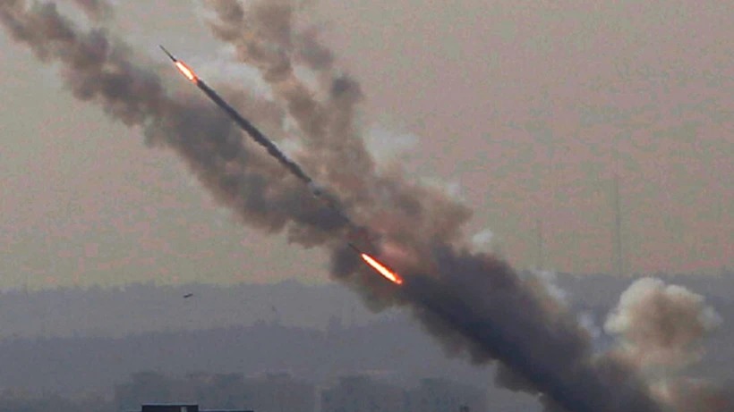 İRAN, İSRAİL’İN DEMİR KUBBESİNİ, 14 MACH HIZA SAHİP: “SİCCİL” FÜZELERİYLE DELİYOR…