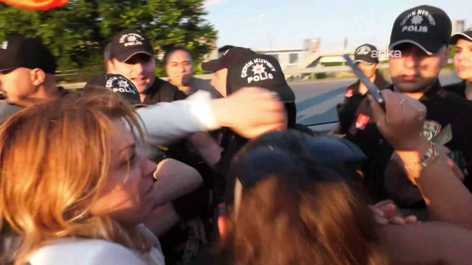 CHP’NİN KADIN KOLLARI YÜRÜYÜŞÜNE POLİS’TEN MÜDAHALE!…