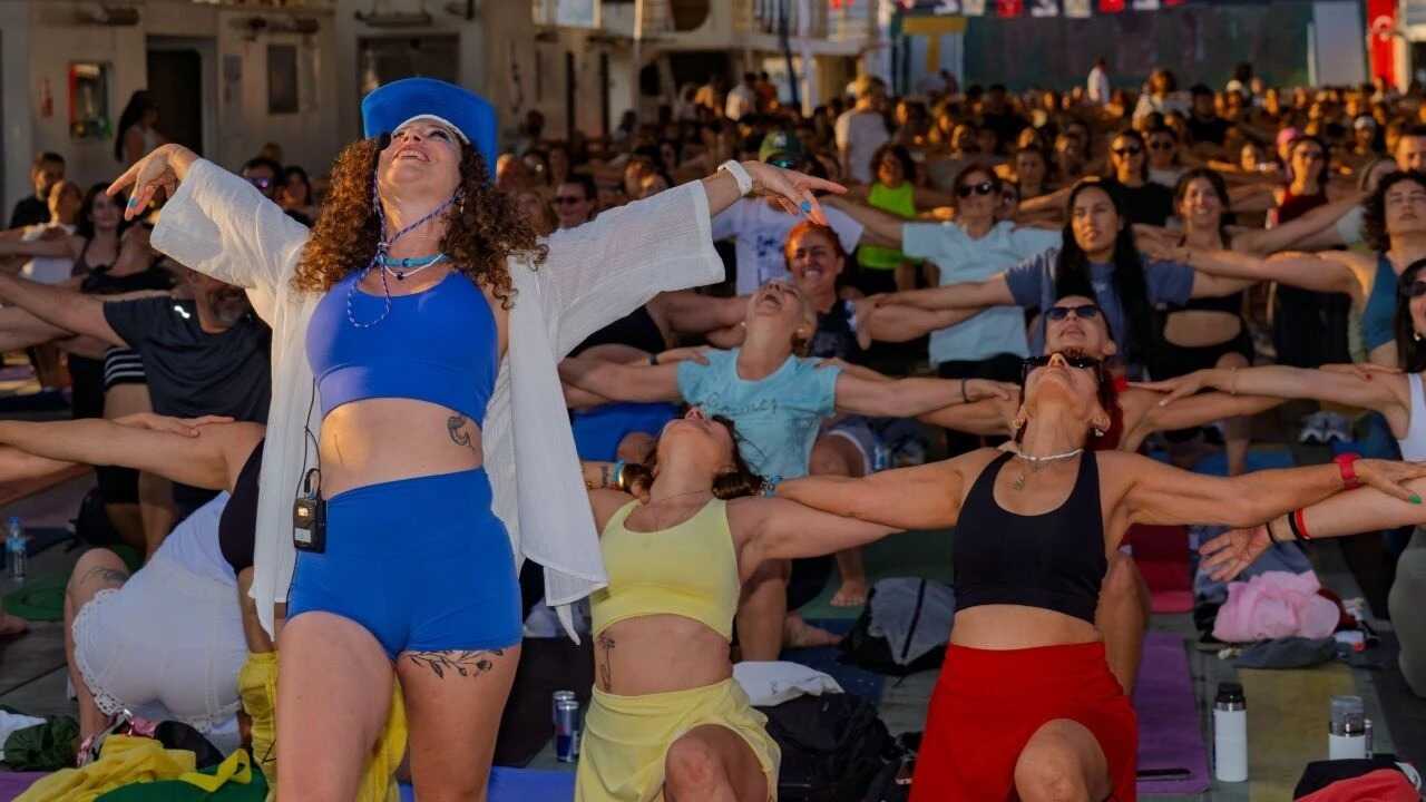 İZMİR BÜYÜKŞEHİR’DEN GÜN BATIMINDA FERİBOT’TA YOGA ETKİNLİĞİ…