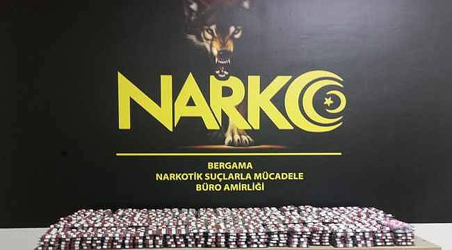 BERGAMA EMNİYETİ BUGÜNE KADAR TEK SEFERDE YAKALAN EN YÜKSEK MİKTARDA SENTETİK UYUŞTURUCU ELE GEÇİRDİ…