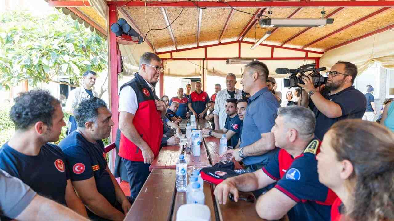 “BİNLERCE EVİ KURTARDIK” DEDİ, ATEŞ SAVAŞÇILARINA PRİM SÖZÜ VERDİ…