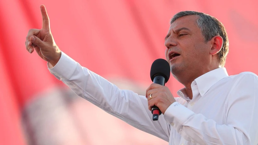 “EĞER BEN BİR KELİME EKSİK KONUŞURSAM BU MİLLETİ SUSTURACAK, BİR SANTİM EĞİLİRSEM BU MİLLETE DİZ ÇÖKTÜRECEK…”