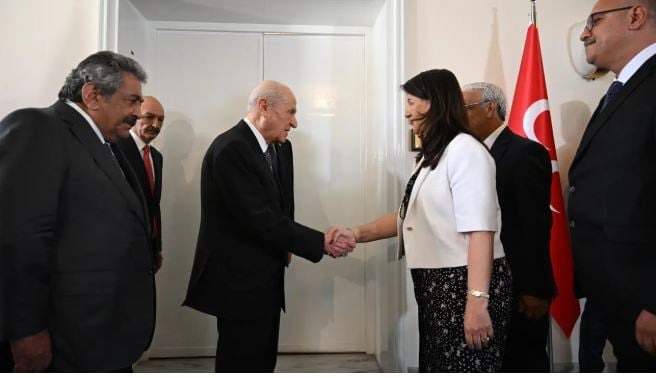 BAHÇELİ’DEN, KENDİSİNDEN AÇIKLAMA BEKLEYEN BASIN MENSUPLARINA: “BEN AHRAZIM” YANITI…