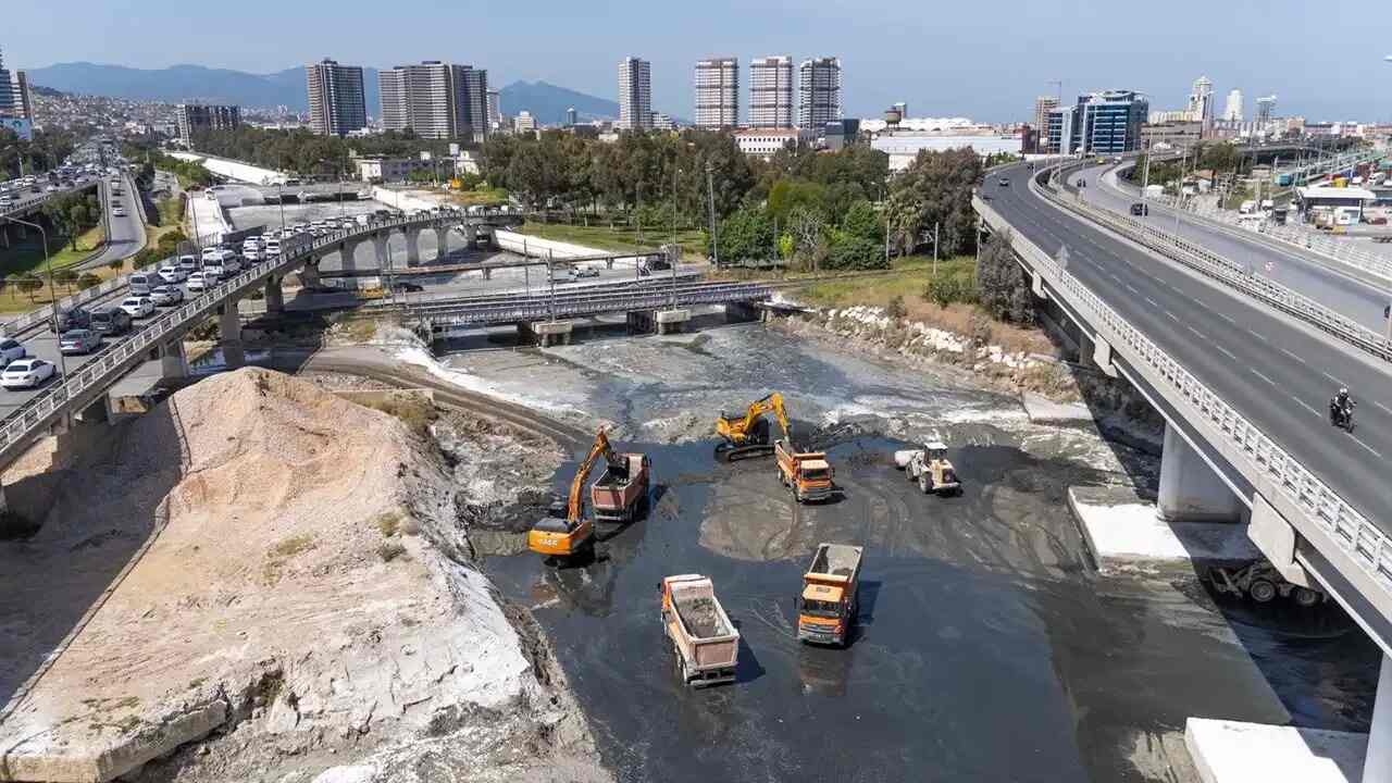 İZSU, MANDA VE MELES DERELERİNDEN 236 BİN TON ÇAMUR ÇIKARDI…