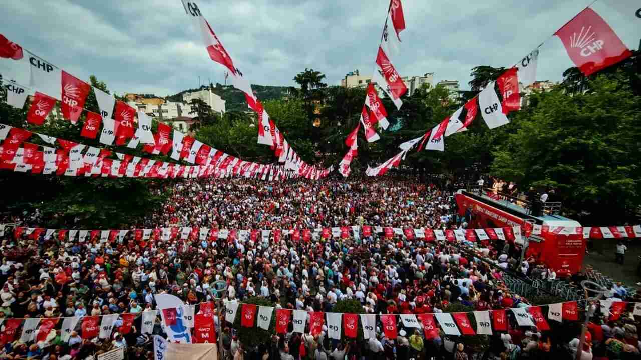 ÖZEL: “BUGÜN BURAYA EVLADINIZA YAPILAN DARBEYE KARŞI EYLEM YAPMAYA GELDİK…”