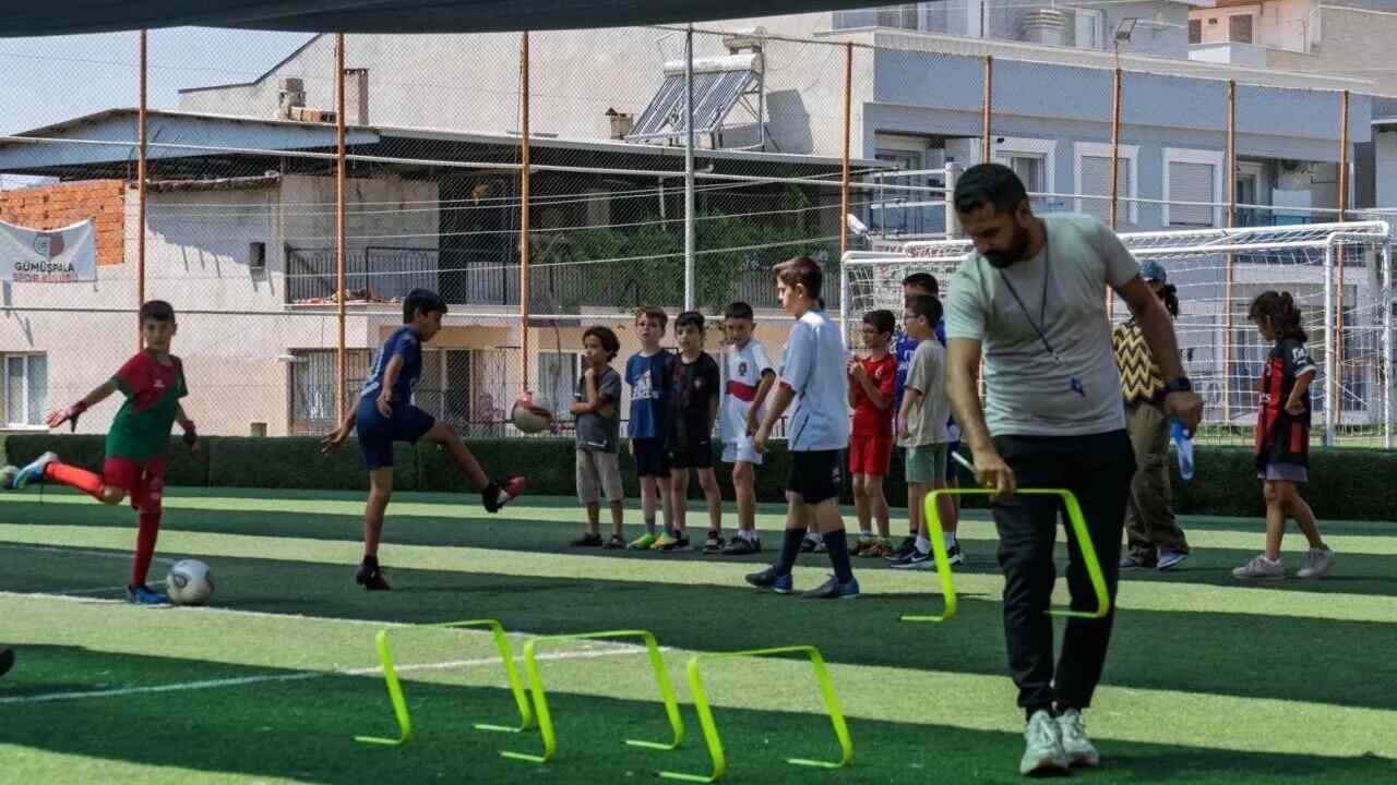 İZMİR’DE BÜYÜKŞEHİR’İN YAZ ATÖLYELERİ MİNİKLERE KAPILARINI AÇTI…