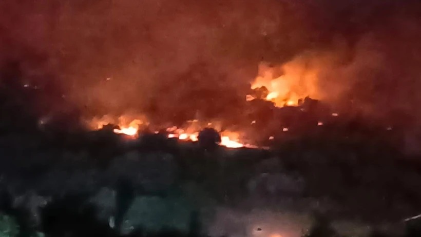 İZMİR-DİKİLİ’DEKİ YANGIN ORMANA SIÇRADI, BÖLGE RİSK ALTINDA!…