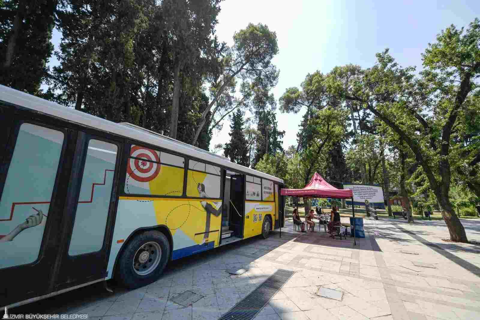 İZMİR BÜYÜKŞEHİR’İN MOBİL İSTİHDAM ARACI, İŞ ARAYAN VE İŞVERENİ BİR ARAYA GETİRİYOR…