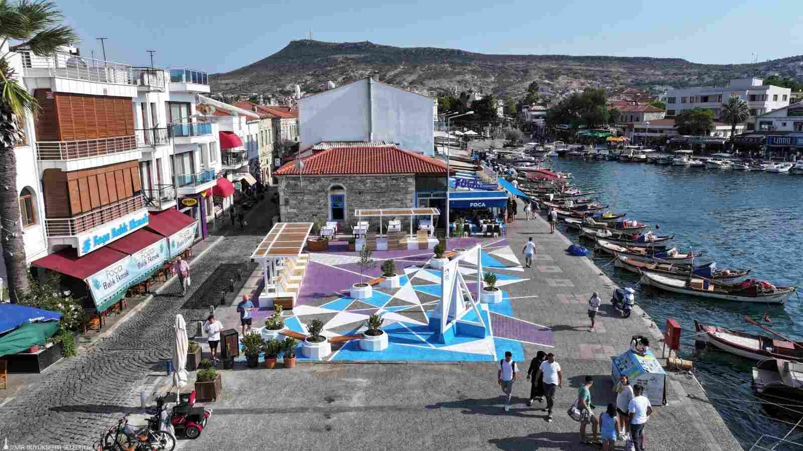 BÜYÜKŞEHİR İZMİR’İ GÜZELLEŞTİRMEYE DEVAM EDİYOR, SON HALKA, FOÇA KÜÇÜK DENİZ MEYDANI ÇALIŞMASI…