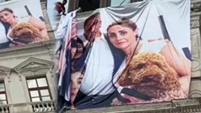 BAŞKAN GÜNEY’İN, BEYOĞLU BELEDİYE BİNASINA ASILAN AİLE FOTOĞRAFI KALDIRILDI!…