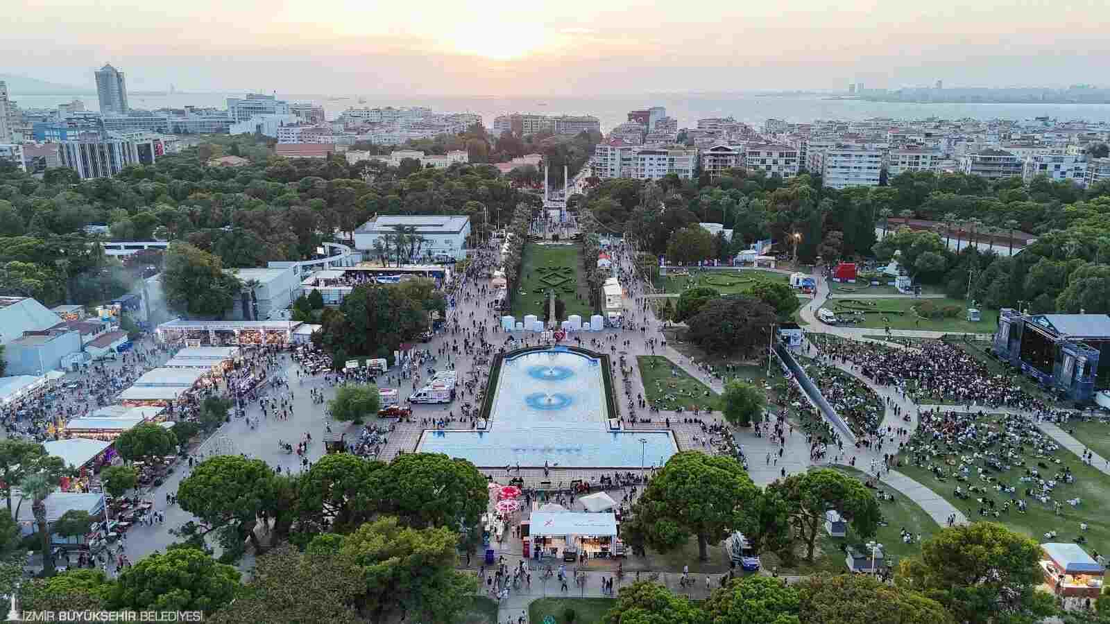 İZMİR DE, SANAT VE EĞLENCENİN BİR ARADA OLDUĞU FESTİVAL HAVASI…