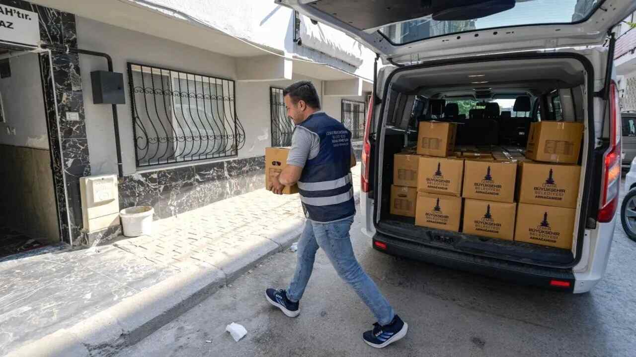 İZMİR’DE BİR ALO YETİYOR, GIDA PAKETİ DESTEĞİ SÜRÜYOR…