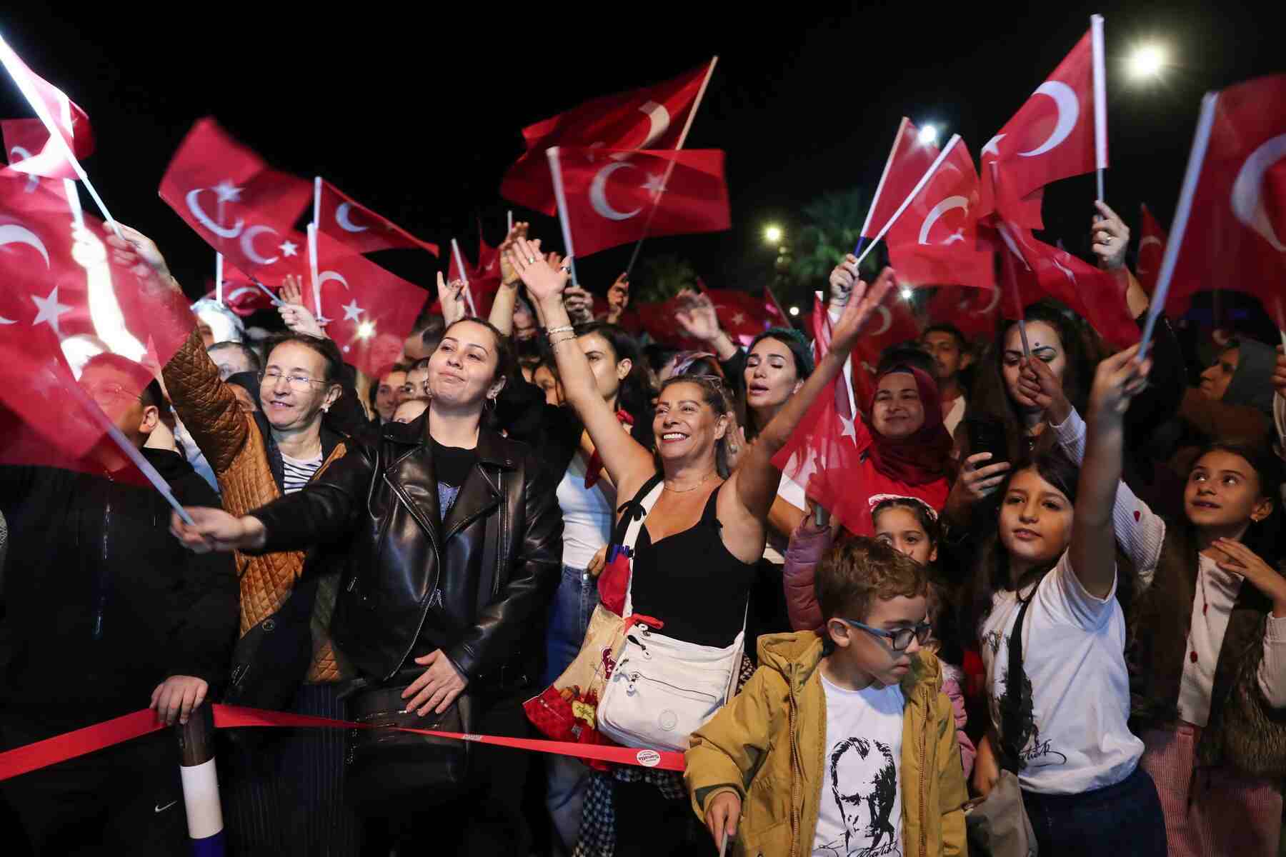 Binlerce Aliağalı Cumhuriyet Kortejinde Buluştu…