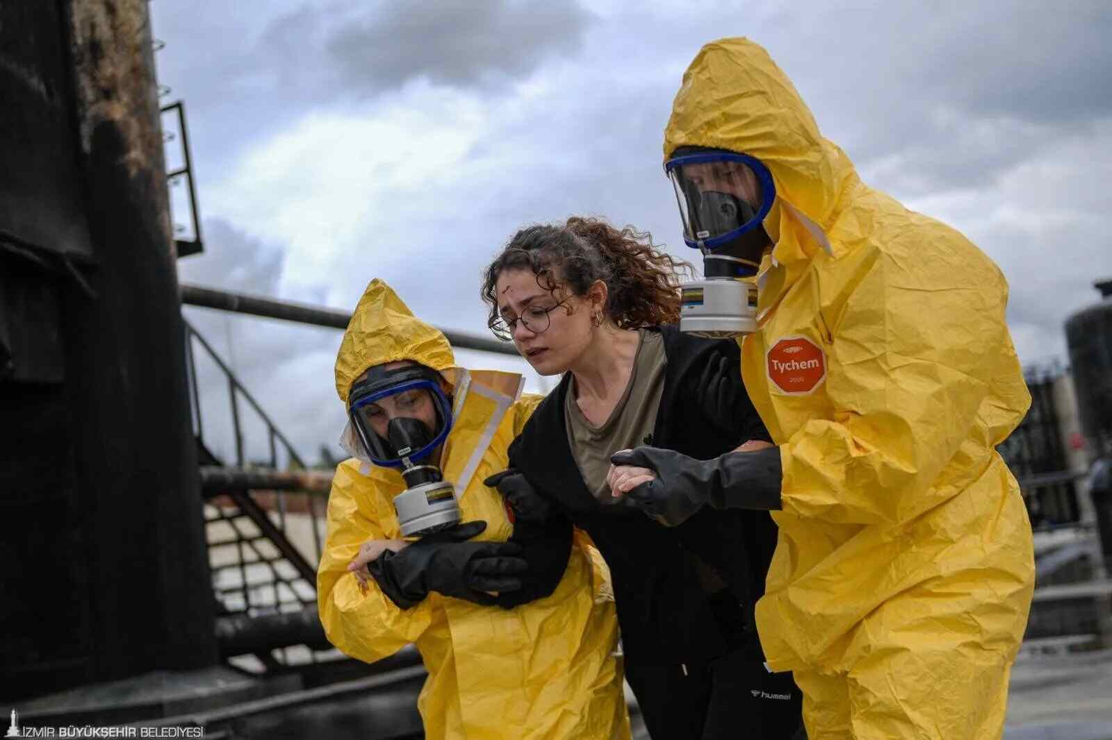 İZMİR BÜYÜKŞEHİR’DEN SAĞLIK EMEKÇİLERİNE YÖNELİK, YANGIN VE DEPREM TATBİKATI…