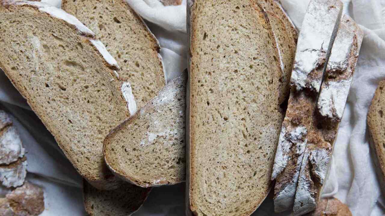 EKMEK’TE HİLE: “BEYAZ EKMEĞE, KATKI MADDESİ VE RENKLENDİRİCİ KOYUYORLAR, TAM BUĞDAY EKMEĞİ DİYE SATIYORLAR…”