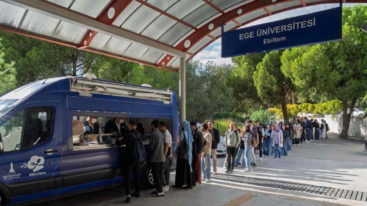 İZMİR BÜYÜKŞEHİR, ANNE ELİ DEĞMİŞ GİBİ PİŞİRİYOR, ÜNİVERSİTE ÖĞRENCİLERİNE ÖZENLE SUNUYOR…