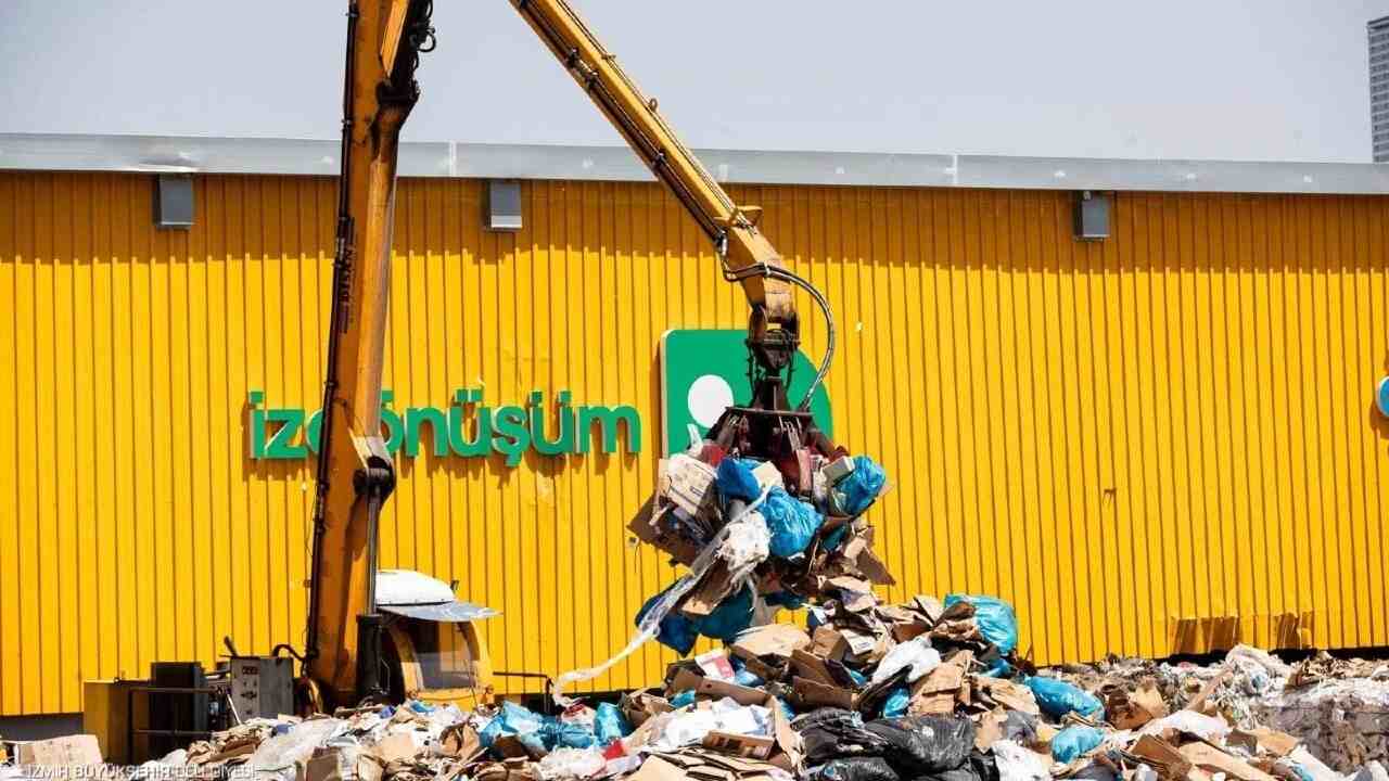 İZMİR BÜYÜKŞEHİR’DEN, QR KODLU TAKİP SİSTEMİ İLE ETKİN ATIK YÖNETİMİ…