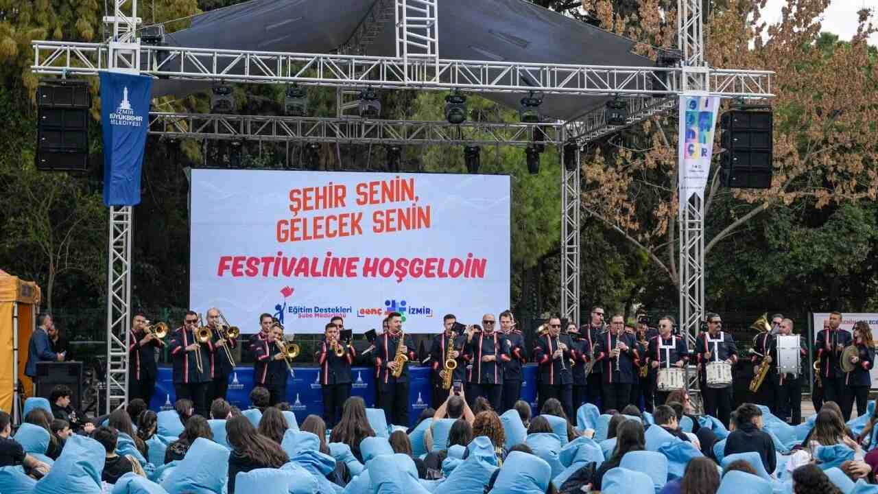 BÜYÜKŞEHİR İLE İZMİR’DE ÜNİVERSİTE HAYATI: “ŞEHİR SENİN, GELECEK SENİN” SLOGANIYLA BAŞLADI…