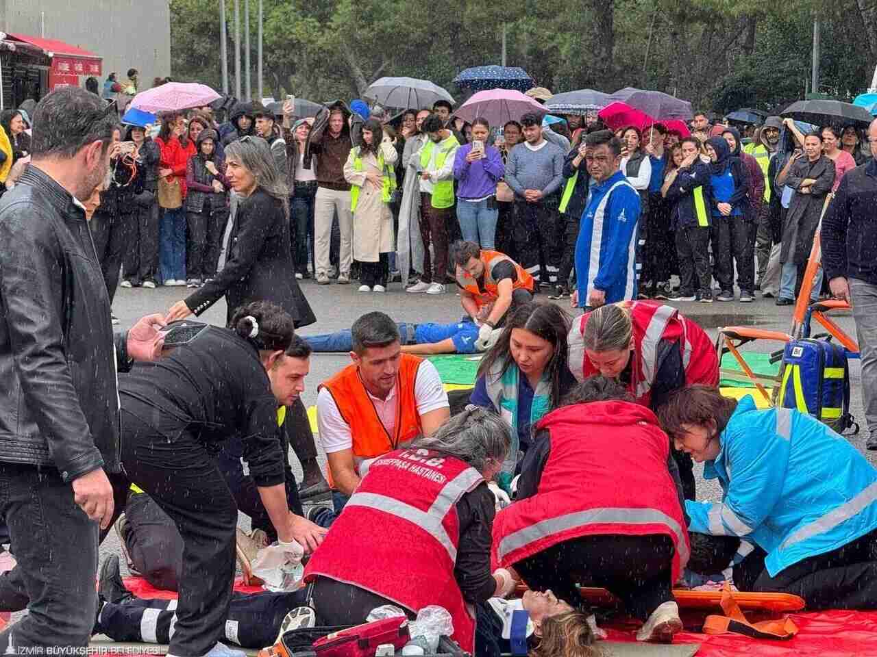 İZMİR BÜYÜKŞEHİR’DEN KÜLTÜRPARK’TA ÖNCE DEPREM SONRA DA YANGIN TATBİKATI…