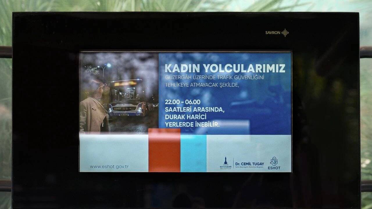 İZMİR BÜYÜKŞEHİR, BELEDİYE OTOBÜSLERİNDE KADINLAR İÇİN DAHA GÜVENLİ BİR YOLCULUK SUNUYOR…