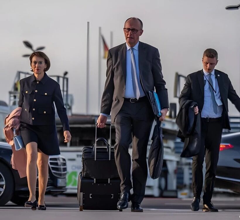 DÜNYA’NIN 3. BÜYÜK EKONOMİSİ ALMANYA’NIN BAŞBAKANI, TÜRKİYE GELİRKEN KENDİ BAVULUNU KENDİ TAŞIDI!…