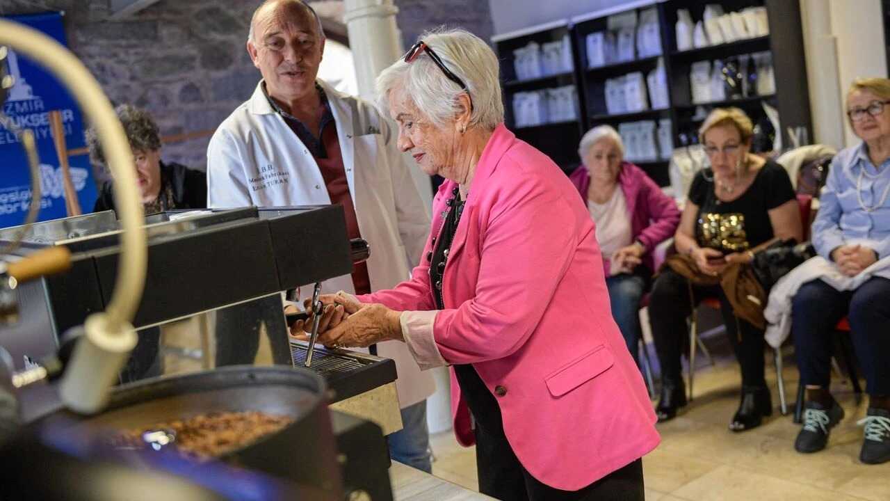 İZMİR BÜYÜKŞEHİR’DEN İLERİ YAŞ BİREYLERE BARİSTA EĞİTİMİ…