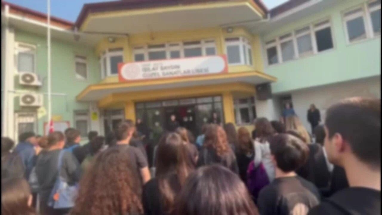İZMİR’DE ÖĞRENCİLER ANDIMIZ’I OKUDU, MÜDÜR ENGEL OLMAYA ÇALIŞTI, ÖĞRENCİYİ TARTAKLADI!…