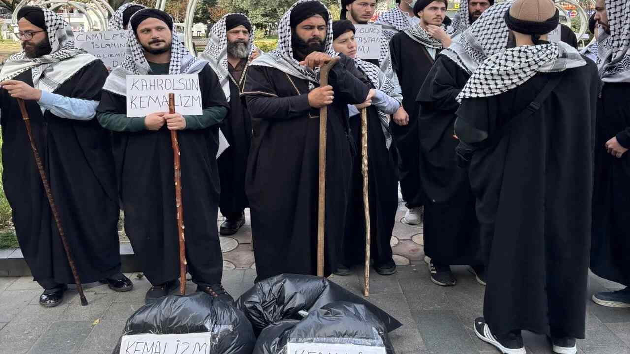 ATATÜRK DÜŞMANI YOBAZLARA CEVABI HALK VERDİ: “MUSTAFA KEMAL’İN ASKERLERİYİZ…”