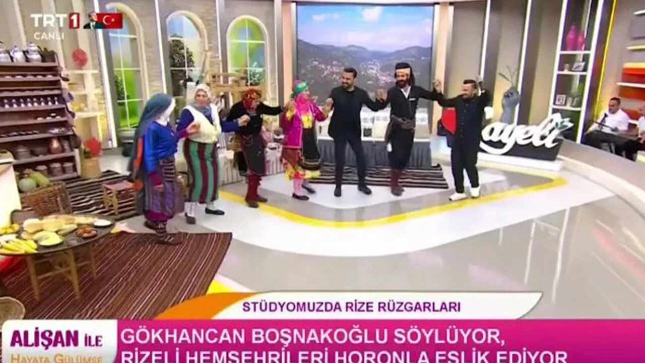 KAMU ADINA YAYINCILIK YAPIYOR, 10 KASIM’DA, HORON TEPTİRİP TÜRKÜ SÖYLETİYOR!…