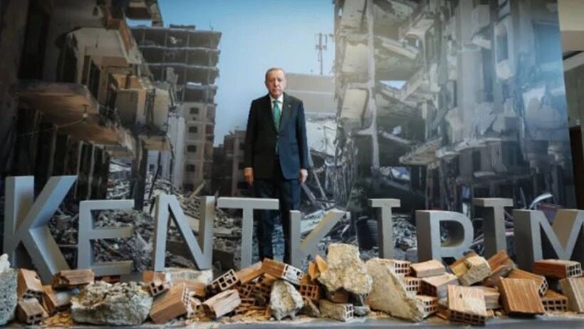 CHP’Lİ EMİR: “23 YILI BUNDAN DAHA İYİ ÖZETLEYEN BİR FOTOĞRAF OLAMAZ…”