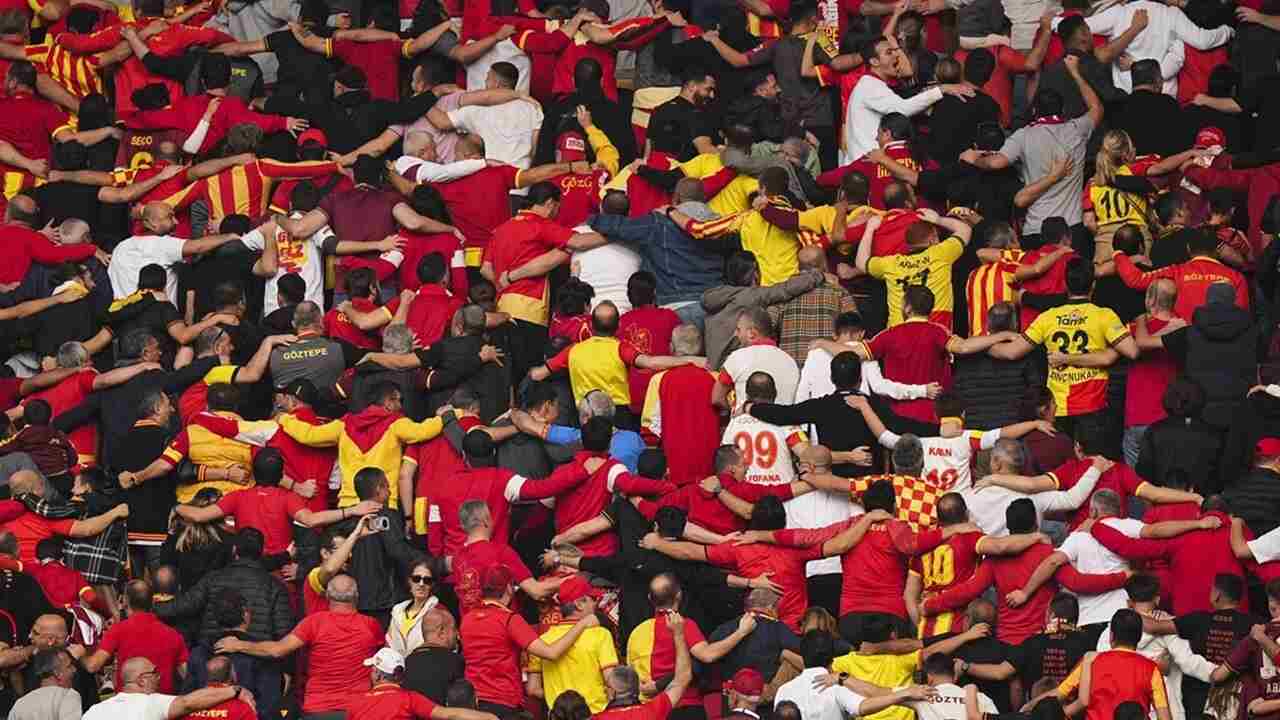 GÖZTEPE-KOCAELİSPOR MAÇINDA TRİBÜNLERDEN ÖCALAN PROTESTOSU!…