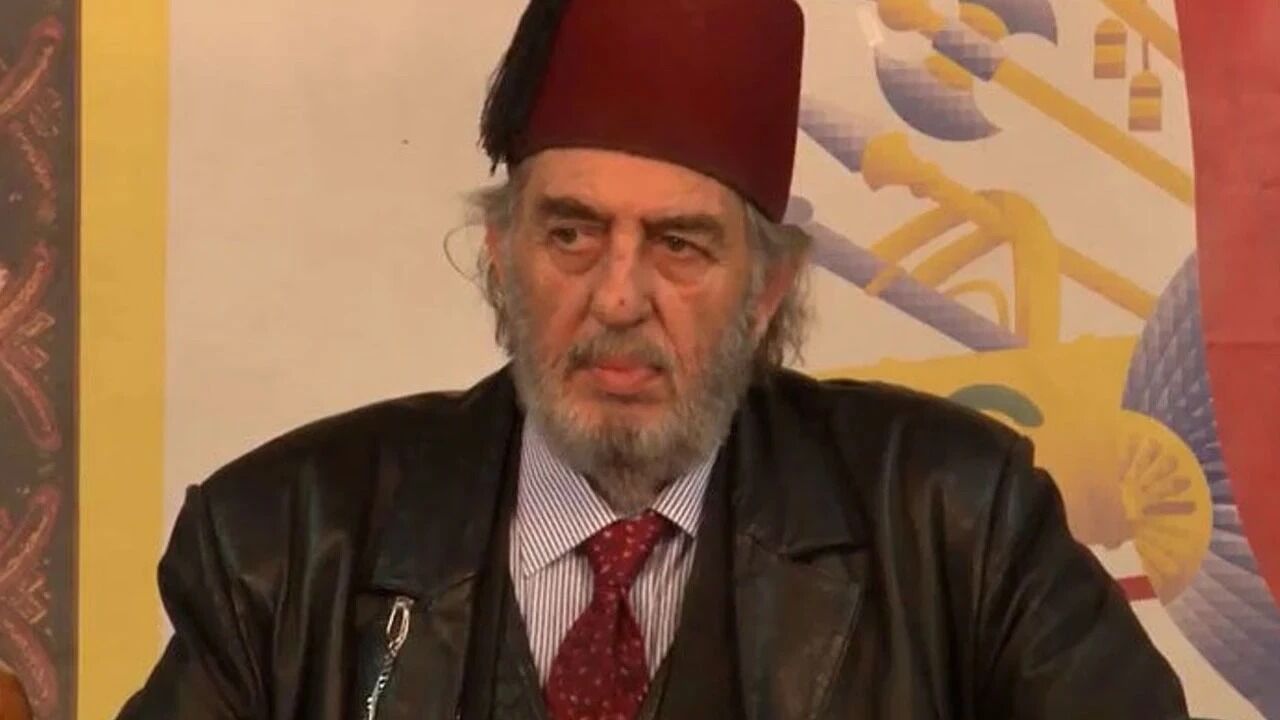 ATATÜRK DÜŞMANI FESLİ KADİR İNGİLİZ VATANDAŞIYMIŞ, PAYLAŞIMLARI İNGİLTERE’DEN YAPIYORMUŞ!…