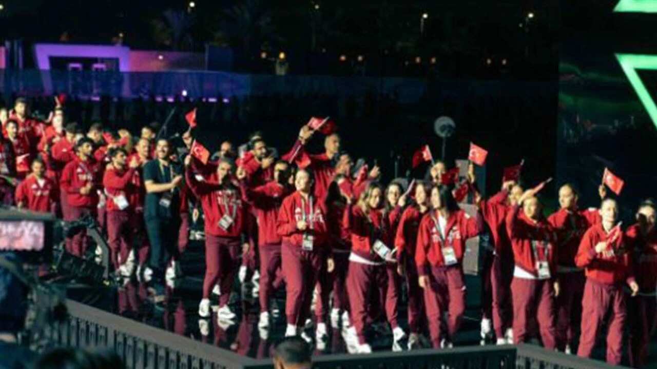 YİNE KIYAFETLERE TAKTILAR, KADIN SPORCULARI HEDEF ALDILAR!…