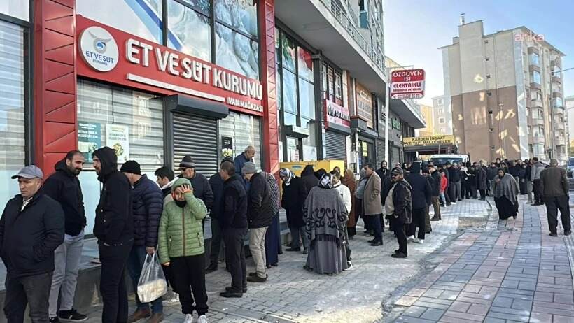 SABAH 5’TE DONDURUCU SOĞUKTA UCUZ ET KUYRUĞUNDA BEKLİYOR, ZOR GEÇİNİYORUZ DİYORLAR…