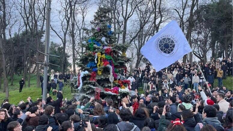 YTÜ ÖĞRENCİLERİNİN YILBAŞI AĞAÇLARINI KEZZAP ATIP KURUTTULAR İDDİASI!…